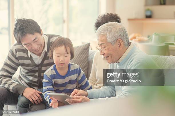 3,202 おじいちゃん スマホ Stock Photos, High-Res Pictures, and Images - Getty Images高齢者 スマホ 日本人, スマホ 女性, 子供