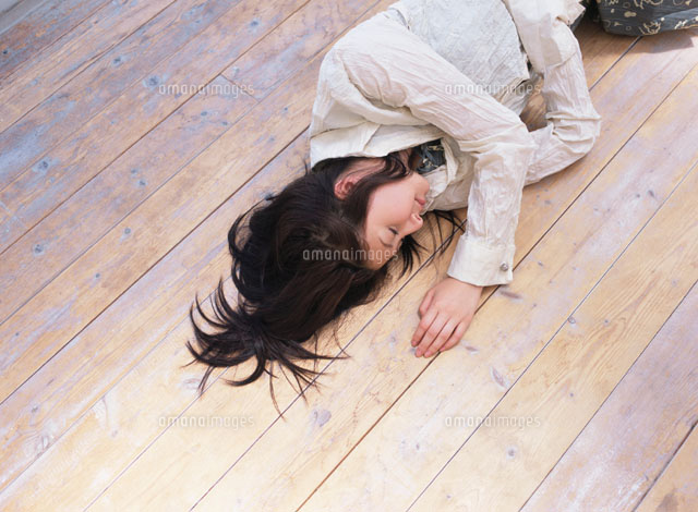 床に仰向けで寝転ぶ赤ちゃん画像切り抜きのプロが編集テクニックなどを紹介CUT OUT PERSONSは多彩な人物素材をご用意