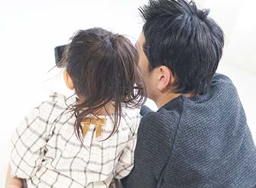 私なら絶対くっつきたくないジョリジョリの髭を 愛おしそうになめまくるかーくん子供の無償の愛やばいSHOEIさんご褒美だと思ってもっと喜んで☝️😐笑 今日のYouTubeはなんと ！ SHOEIさんが禁断のあいつを作りたいと言って自宅を改造してしまったお話です 涙 みんな