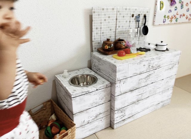 ダンボールを使った ままごとキッチンの作り方① 棚編 - Mamacraft Cafe 〜ママクラ