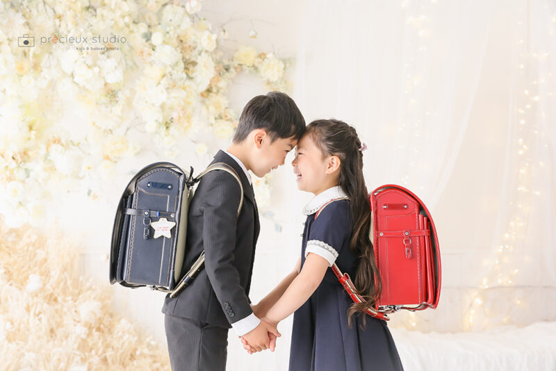 ランドセルを背負って登校をする兄と妹 10367009188 の写真・イラスト素材アマナイメージズ