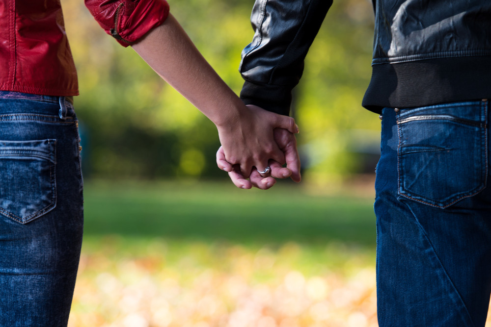 知人に遭遇、手汗がじっとり恋人の手をとっさに離した瞬間