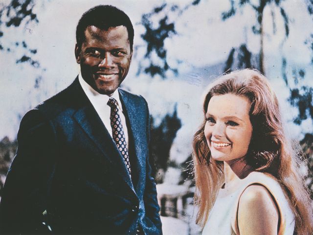 結婚式の後、新郎新婦は、結婚式で明るく踊ります。アフリカ系アメリカ人の多民族結婚式の新婦と白人の花婿」の動画素材 ロイヤリティフリー 1075674155Shutterstock