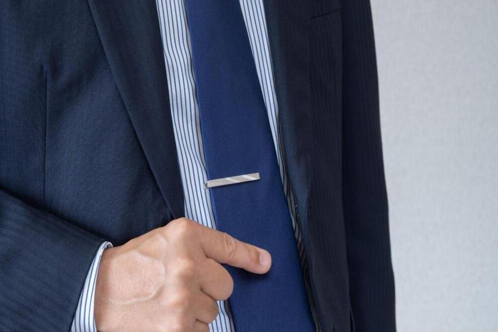 ネクタイピンの付け方と重要なポイント