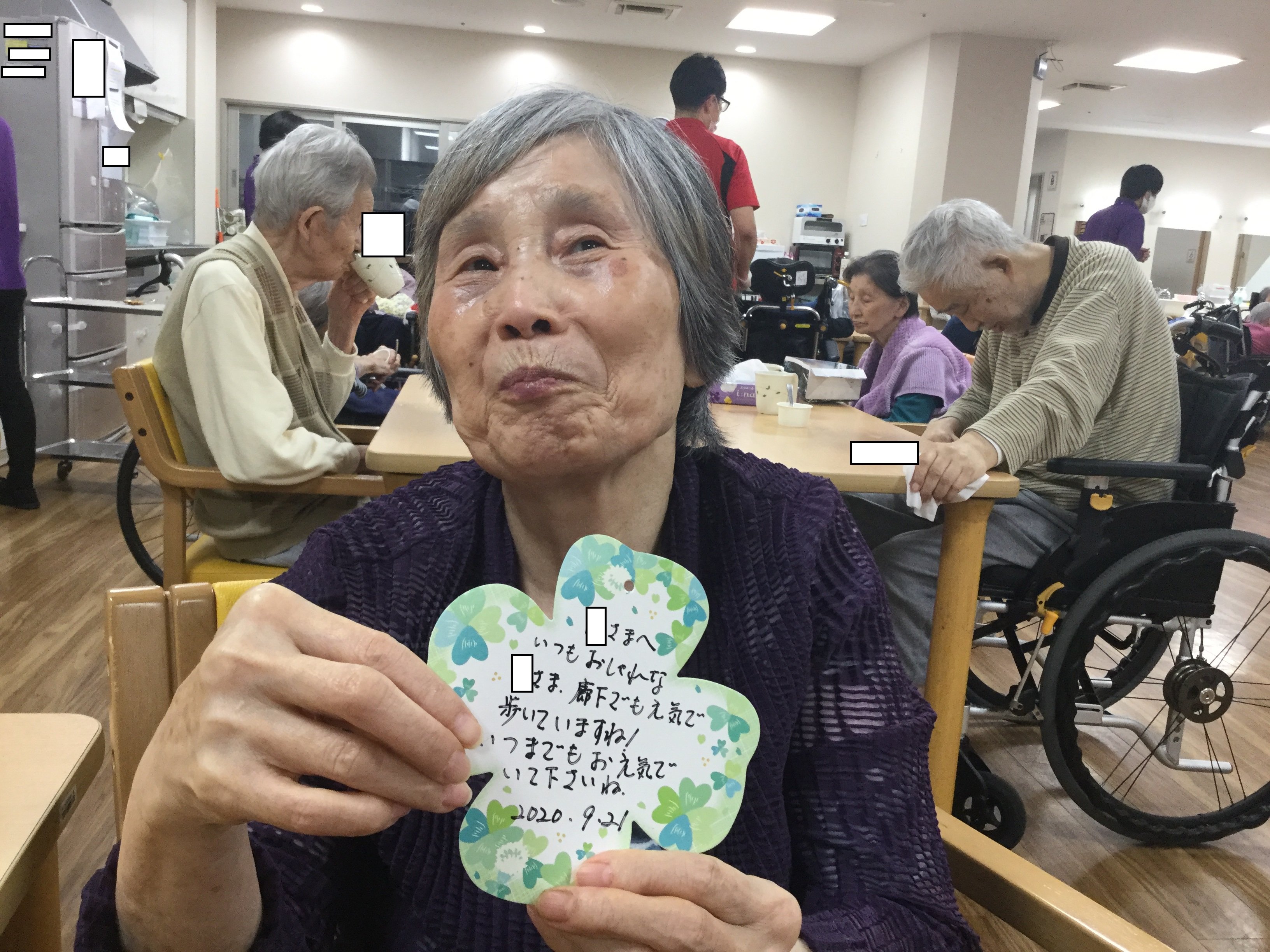 施設で敬老の日にメッセージカードとプレゼントで手作りイベントに