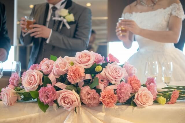 結婚式の装花の費用相場。挙式、披露宴、高砂、テーブルなど各装花の各相場