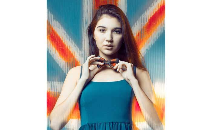 フリー写真横を向きながらスマホの画面を見ているイギリス人女性パブリックドメインQ：著作権フリー画像素材集