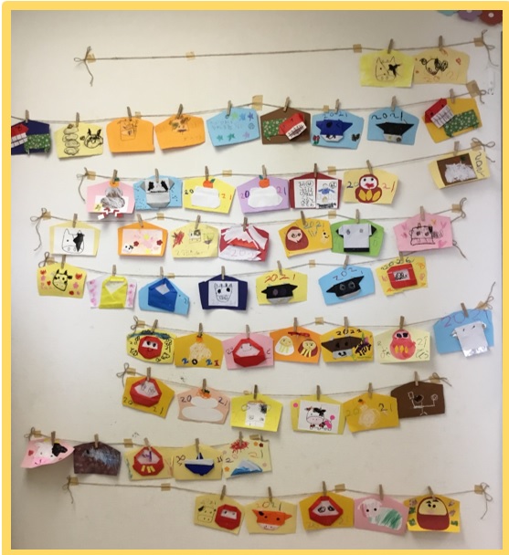 1月製作 足形で絵馬 保育園・幼稚園・こども園- ほいくのおまもり