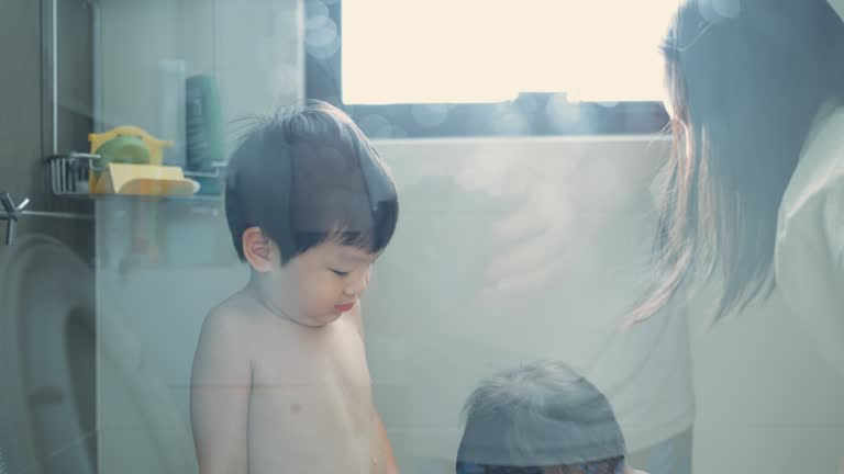 お風呂で遊ぶ幼児 バスタイムの写真素材82234090- PIXTA