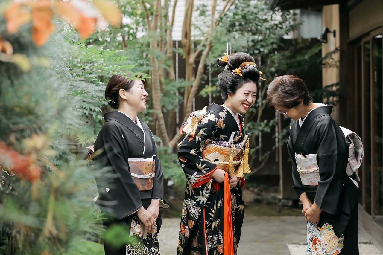 萬屋本店の黒の引振袖に一目惚れされた新婦様のご結婚式スタッフブログ大正ロマンな鎌倉の結婚式場・和婚ウェディングは萬屋本店