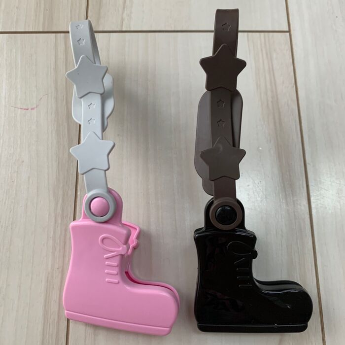 子供のシューズホルダー？シューズクリップ？をダイソー商品で200円で手作りしました☺️靴の持ち歩き時や、一時保管時に役立ちます◎手作りダイソー ダイソー購入品 DAISO DAISO購入品 ハンドメイド ベビーグッズ 便利グッズ 100均 100均リメイク シューズホルダー