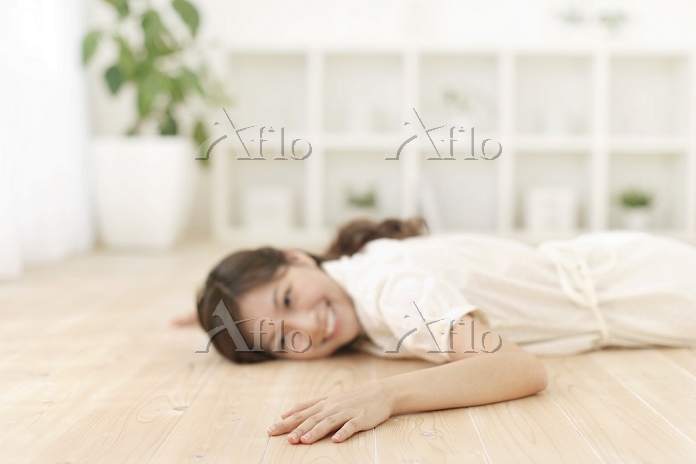 床に寝転がる女性 の Stock フォトAdobe Stock