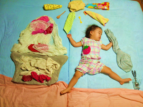 医師解説 赤ちゃんは横向きで寝てもいい？リスクや横向き寝を直す方法について