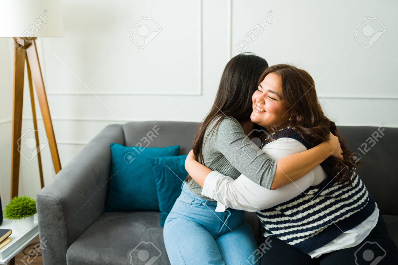 素敵なカップルのベンチに座ってハグ無料写真