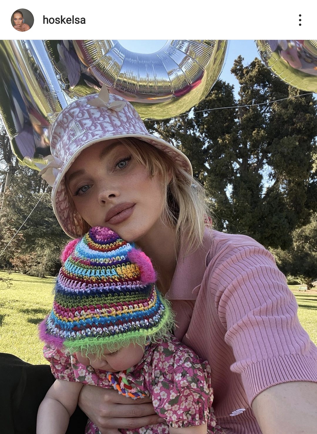 こんばんは🐈‍⬛🖤 今日はエルザホスクについて特集します！ どんな時でもオシャレなエルザホスク。 子どもがいるとは思えないプロポーションですよね！度々アップされる子どもとの写真がとっても素敵✨✨ 感想やどんな投稿が見たいかなど、コメントをもらえると、今後の