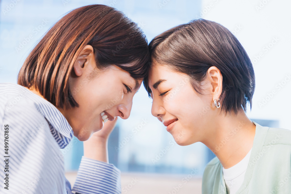 おでこをくっつけるカップル 11032004914 の写真・イラスト素材アマナイメージズ