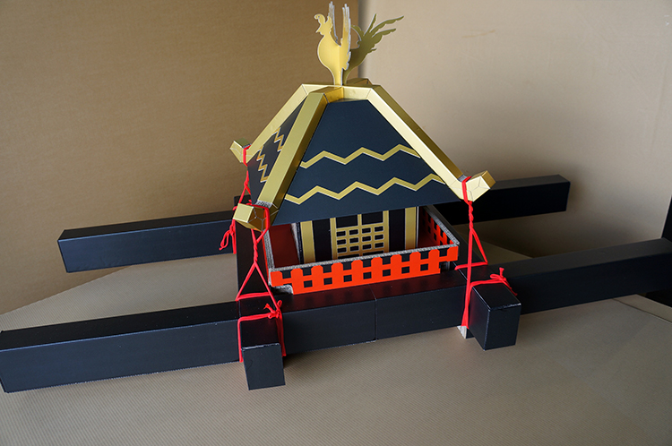 こどもみこし展示 ダンボールで作られた 「こどもみこし」の展示が 始まりました。 町内の幼稚園、保育園で 飾り付けされて完成しました。7月25日 土 まで寒川神社境内 回廊にて展示しています。寒川神社神社八方除裏鬼門御朱印一之宮神奈川御祈祷レイ