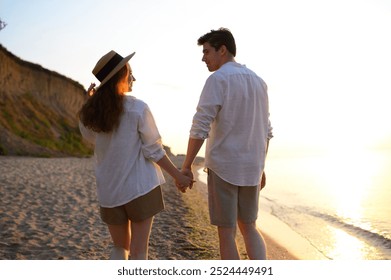 手を繋いで歩くカップル 写真素材988978- フォトライブラリ