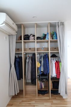 ファミリークローゼット⁡ 個人ロッカー型を採用したクローゼット ⁡ 土間収納と洗面ホールへ通り抜けられる ⁡ ウォークスルータイプです ⁡ 家族一人一人の身支度がしやすく⁡ 衣類や小物の管理がしやすくなります ⁡ ⁡ 𖥣𖤣𖠿ᐝ ⁡ ⁡土間収納玄関シューズクローク