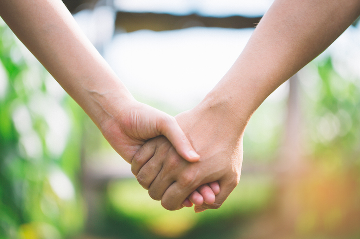 恋人繋ぎ つなぎ 」をする心理って？ 自然に手を繋ぐテクニックも解説