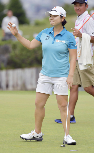 優勝イ・ミニョンは笑顔でイ・ボミと記念撮影 健闘称える岩井明愛 女子ゴルフ最終日写真特集３ - ゴルフライブ速報写真ニュース : 日刊スポーツ