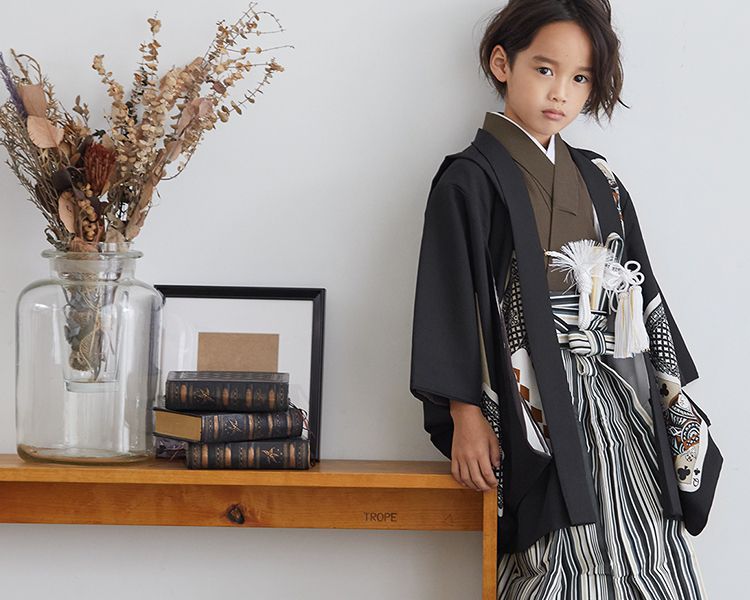 七五三レンタル 5歳 男の子 袴レンタル d5347-2 子供着物 七草 着物レンタル 卒園式 羽織袴 5才 人気 正絹「高級正絹着物」紺地に武勇の金彩龍兜 : 貸衣裳ぽえむ - 通販 - Yahoo!ショッピング