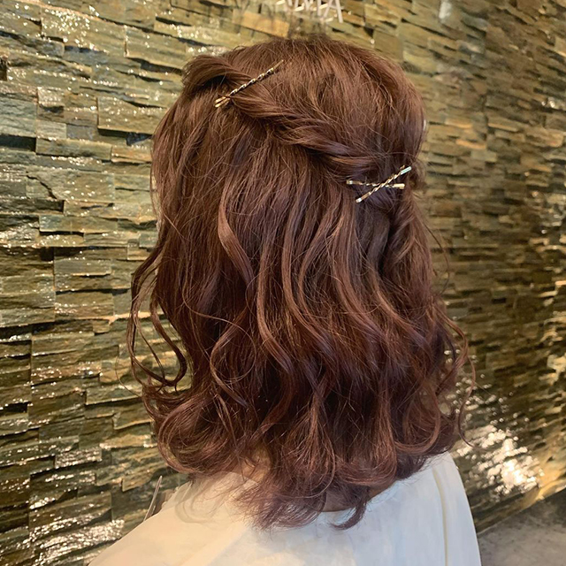 MAYO OHASHI 表参道 ミディアム ナチュラルヘア アレンジ結婚式お呼ばれヘア🪐 . ぴたっとタイトにまとめヘア .結婚式ヘア アレンジ結婚式お呼ばれヘアアレンジヘアセットお呼ばれヘアタイトアレンジアレンジヘアタイトヘアお呼ばれスタイル結婚式