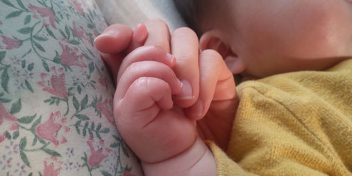 高柳児童センター事業のご案内 親子の絆づくりプログラム“赤ちゃんがきた！”に参加しませんか？👶育児の知識や親の役割などを学びながら、お母さん同士が交流します👭 赤ちゃんと共に楽しい時間を一緒に過ごしましょう♪日時全4回連続講座各日午前10時～午前12時