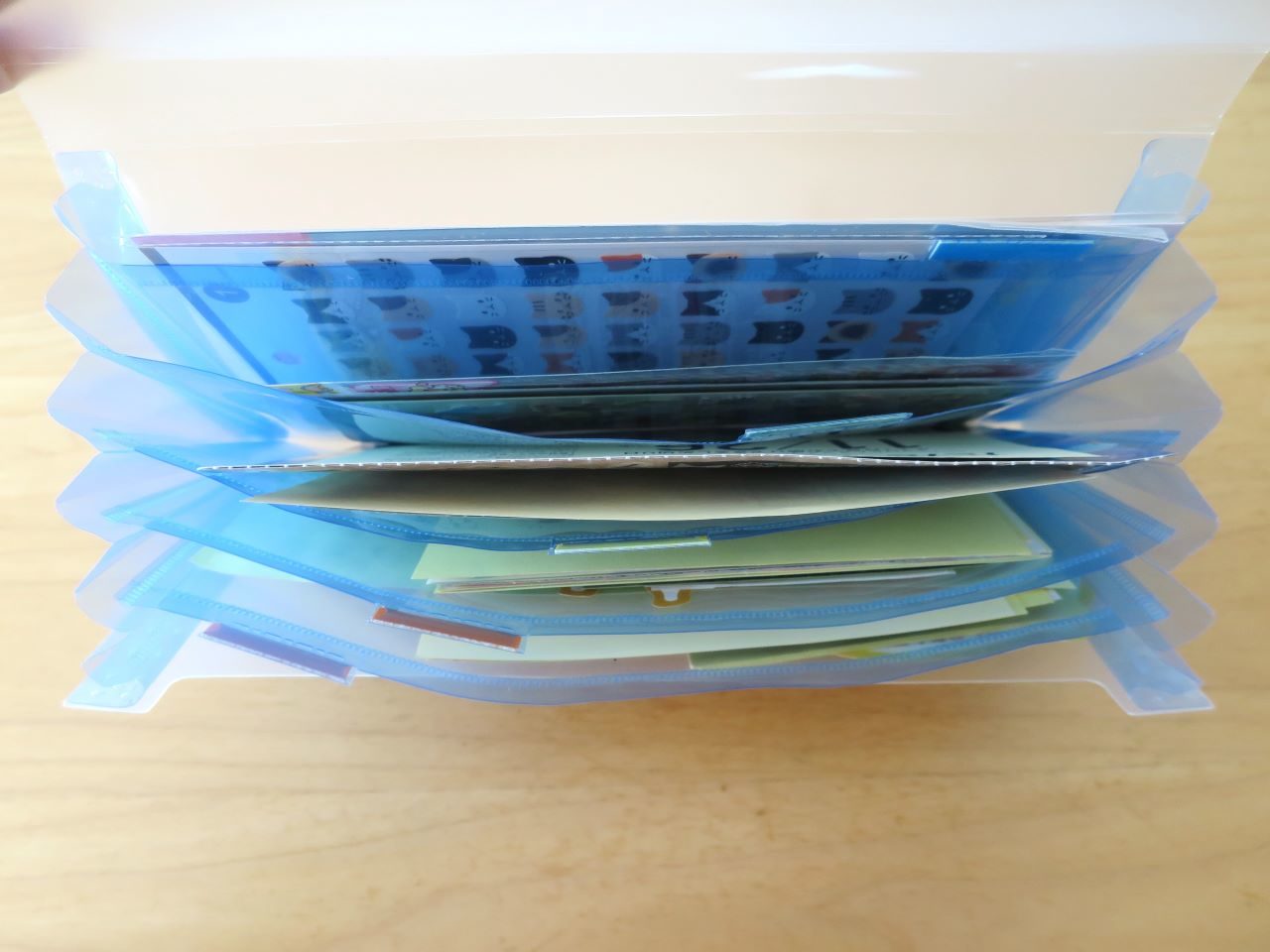 秒速で取り出せる！伸びるファイルでシール収納