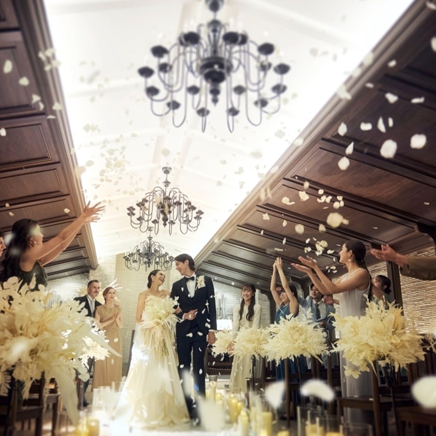 海外の花嫁がお手本♡シニヨンや大きめカールで叶える人気の 外国人風ヘアスタイル- ぐるなびウエディングHOWTO