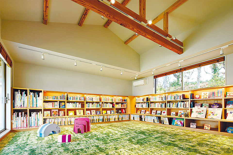 こどもとおとなの絵本屋 テンキアメ広島 三原◁@tenkiame2022 言葉で伝える代わりに本を贈りませんか? 今日の一冊 『みんなのいえ』 たしろちさと旅人が、忘れられて誰も住んでいない家へ たどり着きました。 そして暮らすために家を直し始めます。 季節ごとに