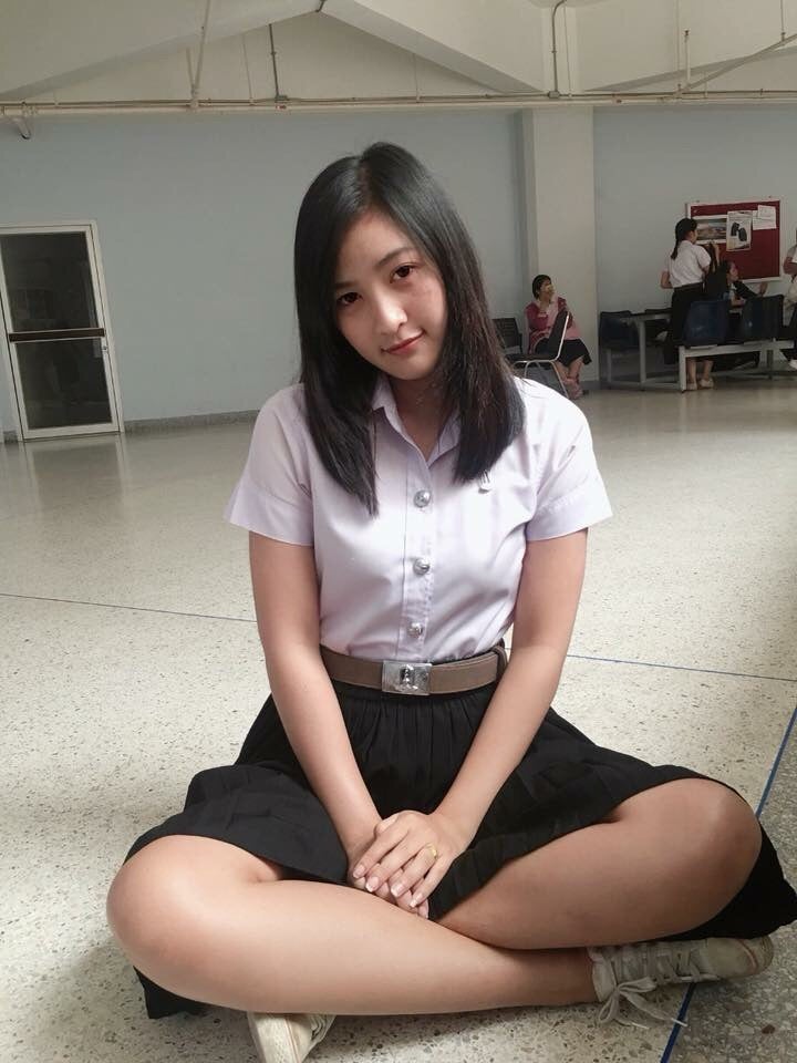 アジア系の明るく楽しいタイ人女性がポーズをとるイラスト素材透過、PNGフリー画像ダウンロード - Pngtree