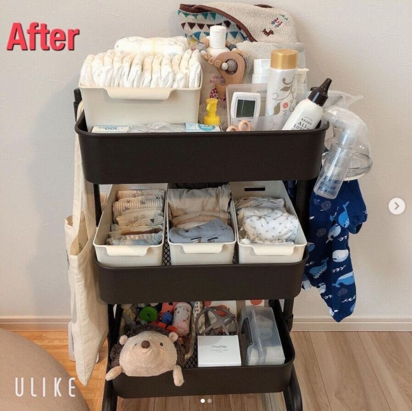 キッチン収納 キッチンのダイニング側の収納は プッシュオープンです🚪 息子がはいはいやつかまり立ちで ぶつかると開いてしまうのでチャイルドロックを付けました🔑 100円ショップのものですが 今のところ開け閉めしやすく いたずら防止もできています◎チャイルド