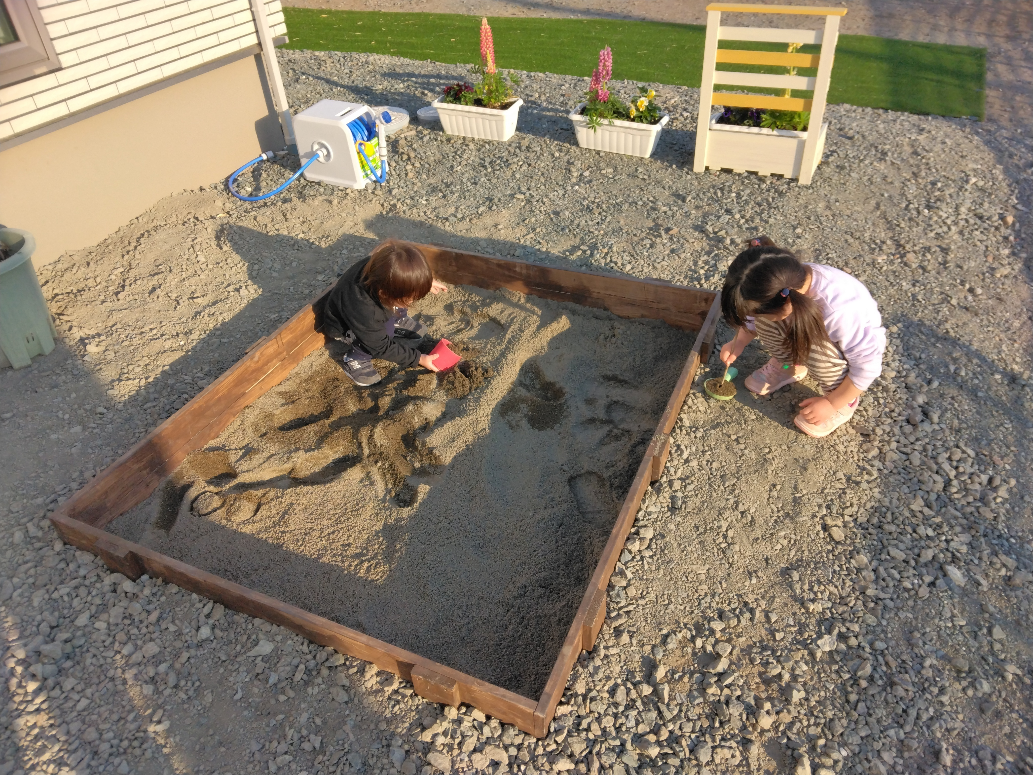 自宅の庭に子どもの遊びスペース「砂場」を設置してみよう！DIYと庭づくりのメディア自宅の庭に子どもの遊びスペース「砂場」を設置してみよう