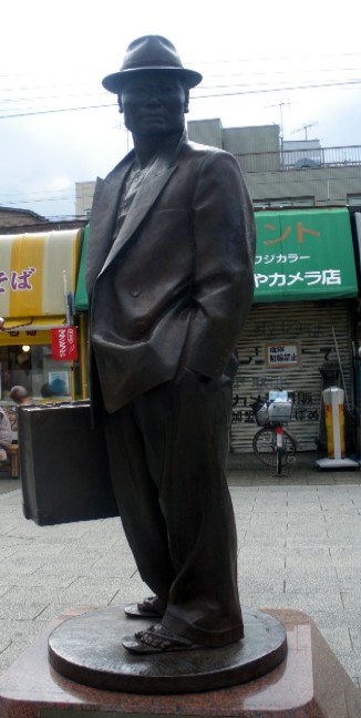 🏡寅さんの家族構成🏡 『 男はつらいよ』は、寅さんの実家の団子屋「とらや」の個性豊かな面々による人間模様も、魅力の一つ✨イラストレーターウラケン・ボルボックス さん @ulaken が寅さんの家族構成に迫ります📝torasan