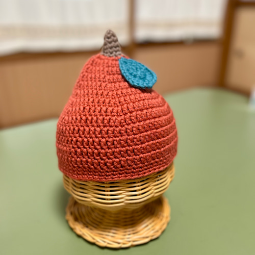 りんごのバスケットの横に帽子をかぶった少年が座っています。の写真素材・画像素材 Image 62398986