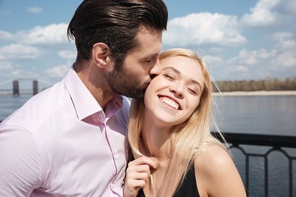 9,738 肩を抱く Stock Photos, High-Res Pictures, and Images - Getty Images肩を組む,肩に手を置く, 励ます