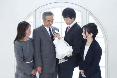 お宮参りのネクタイの色はシルバー？赤？紺？夏はネクタイなしでもいい？結び方も紹介コマッタの特効薬