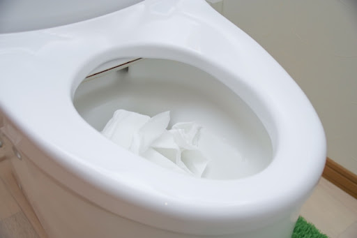 トイレにティッシュを流すとつまるのか？ティッシュによるトイレつまりの原因や対処方法についての解説 | クラシアン