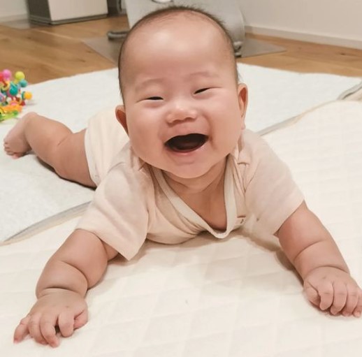 紙を破ると大爆笑！！８ヶ月の赤ちゃんの天真爛漫な笑顔が最高すぎる♪ – grapeグレイプ
