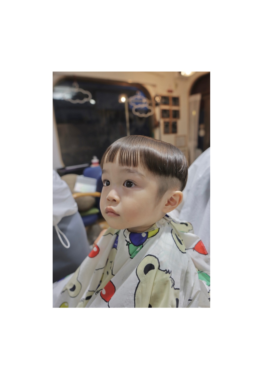 ☆キッズヘア カタログ⁡No.2ぱっつんヘア ⁡ ◇⁡ ◇⁡ 3歳になる男の子の初チャレンジ👏⁡ さ～て、１人でできるかな～？？⁡ ◇⁡と、さい先良く、号泣^-^ ⁡ もちろん想定内です！！⁡ 仲良くなって恐怖心を取ってから⁡ カット始めます♪⁡ その日に出来なかったことは