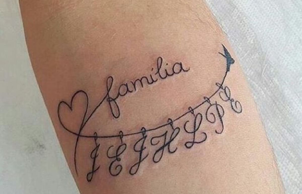 黒百合 ブラックリリー 百合といえば白いあの可憐な花を思い浮かべがちなのですが黒百合というとこのような凛々しい強い姿をするのですね。 そして花言葉が「恋」と「呪い」おぉなんともミステリアスで興味を引かれる花ではないか。 見た目と花言葉も合致してる植物