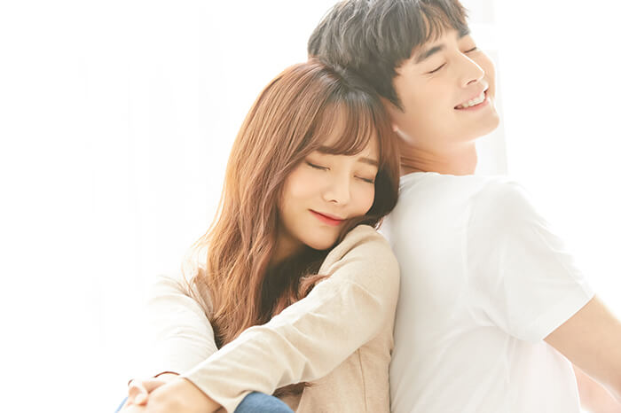 バックハグをする男性心理とは？ したくなるタイミングと抱きしめられた時のかわいい反応「マイナビウーマン」