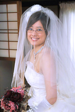 結婚式で素敵なドレス姿をお披露目するための「メガネ」の話 - AFFLUX 愛する人へ贈るゆびわ言葉®がついた婚約・結婚指輪