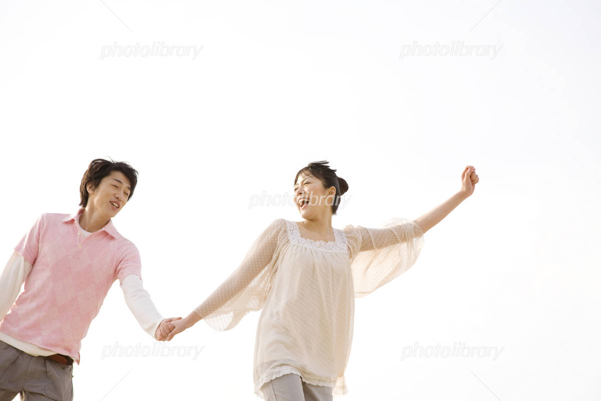 手を繋いで歩くカップルの写真素材106626615- PIXTA