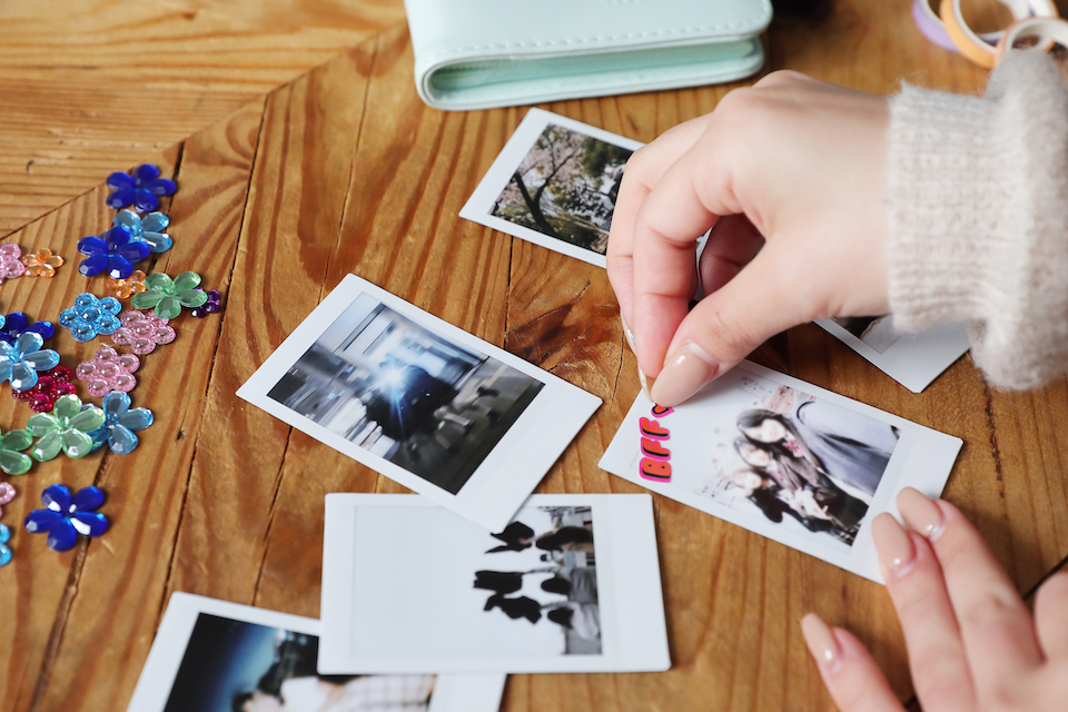 卒業記念に手作りプレゼントを贈ろう！チェキで作るアルバム・寄せ書き・チェキホルダーアイデア使い方Cheki Press チェキプレスインスタントカメラ instax＜チェキ＞ 公式サイト