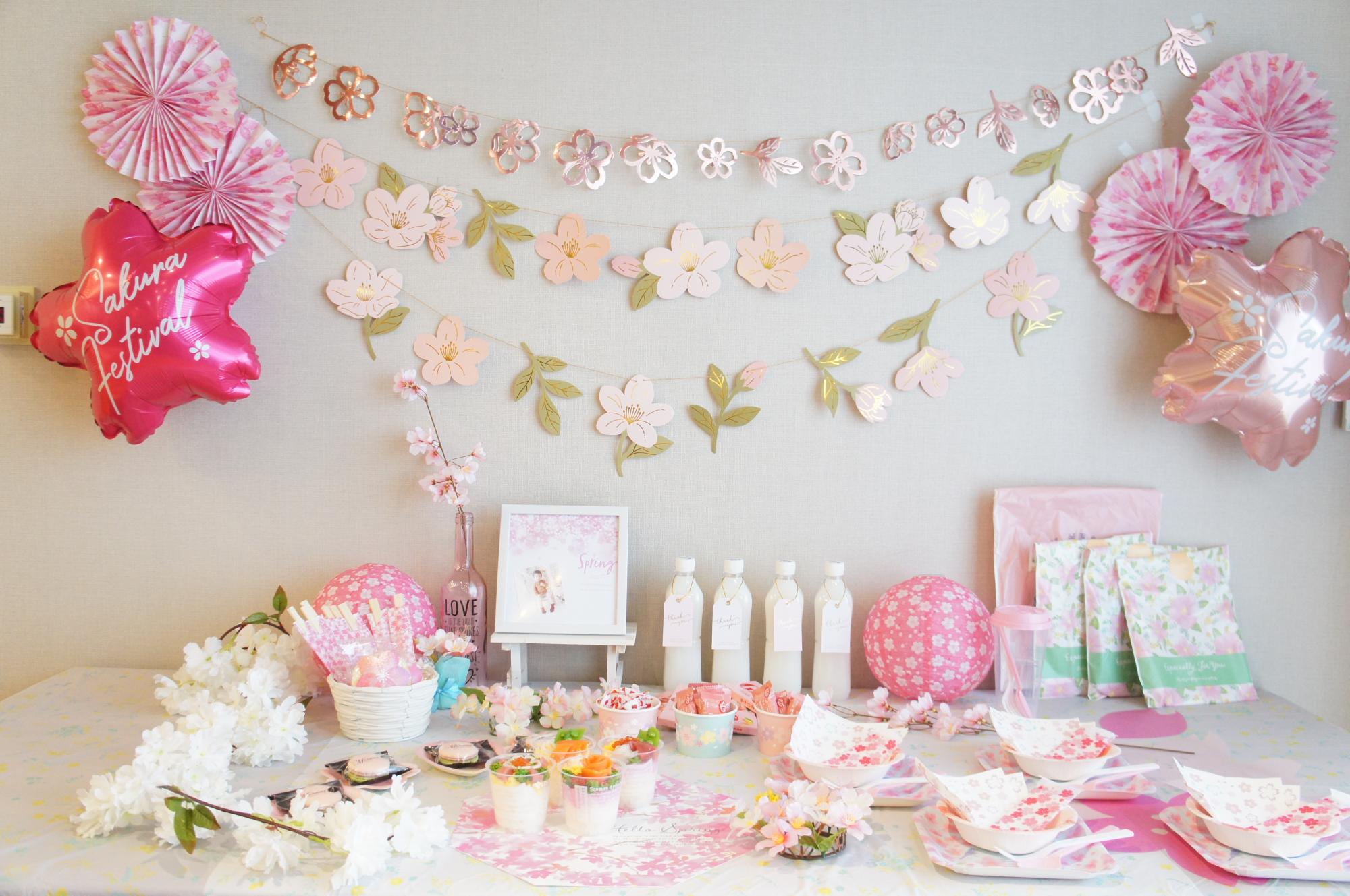 4歳誕生日パーティー🎂@utamaru_gohanさんの投稿をお借りしました4歳誕生日パーティ🎉🩷お買い物だいすきだから👧🏻「これください〜！」って楽しんでくれて 夜中に黙々とリボンを縛って がんばってよかった🙌😂 私も大満足でした🌈🫶今までもずっとかわいかっ