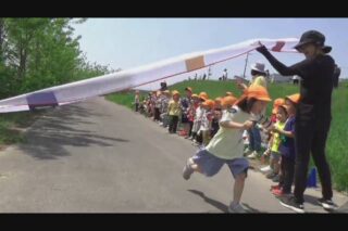 楽天市場 イーストボーイ キッズ リュック 15L 女の子 小学生 低学年 幼稚園 保育園 リュックサック こども 子供 子ども ブランド おしゃれかわいい お泊り保育 15リットル ジュニア 女子 通学 通園 リボン 入学式 卒業式 刺繍 撥水 A4 ハーネス EASTBOY EBA81 :