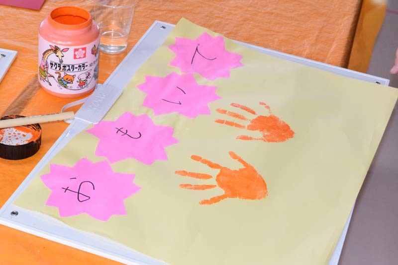 長男が1歳児の時の思い出帳の表紙です💚 はらぺこあおむしがかわい💓1歳児制作 3月制作 おもいで 思い出帳 思い出帳製作思い出帳の表紙おもいで 1歳児 男の子ママはらぺこあおむし足型アート手形足形アート 保育士ママ 4兄妹ママ 保育士あるある