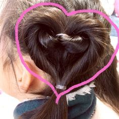 ハートヘア第5段 ド派手なハートヘアスタイル💓 保育園に行ったらウタと言われたらしい🤣笑次の日お友だちが同じような髪にしてきてくれたみたいです❣️女の子ヘアアレンジ キッズヘアアレンジ 登園ヘアアレンジ 子どもヘアアレンジ 幼稚園ヘアアレンジ ヘアアレンジ